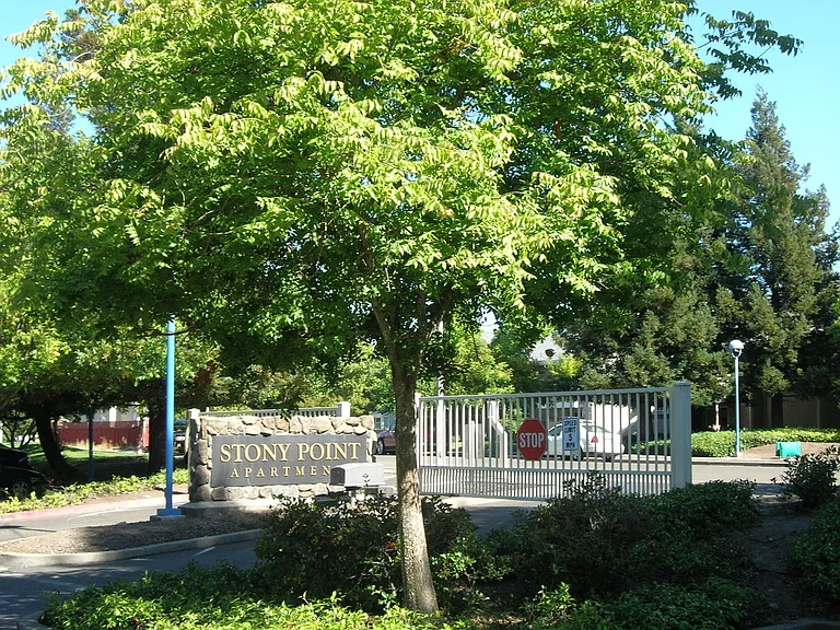 Lazzini Ave — Photo 1