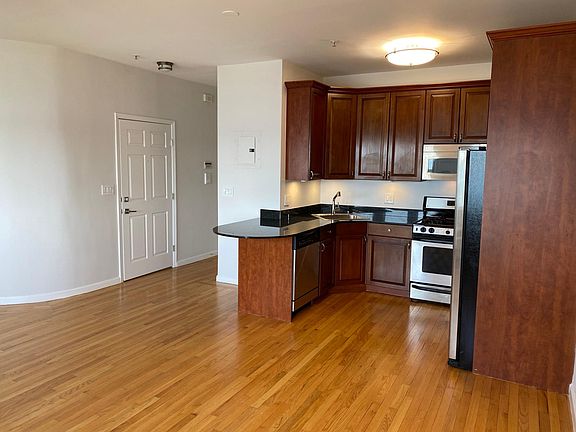 3rd image of 244 Bowne St #B