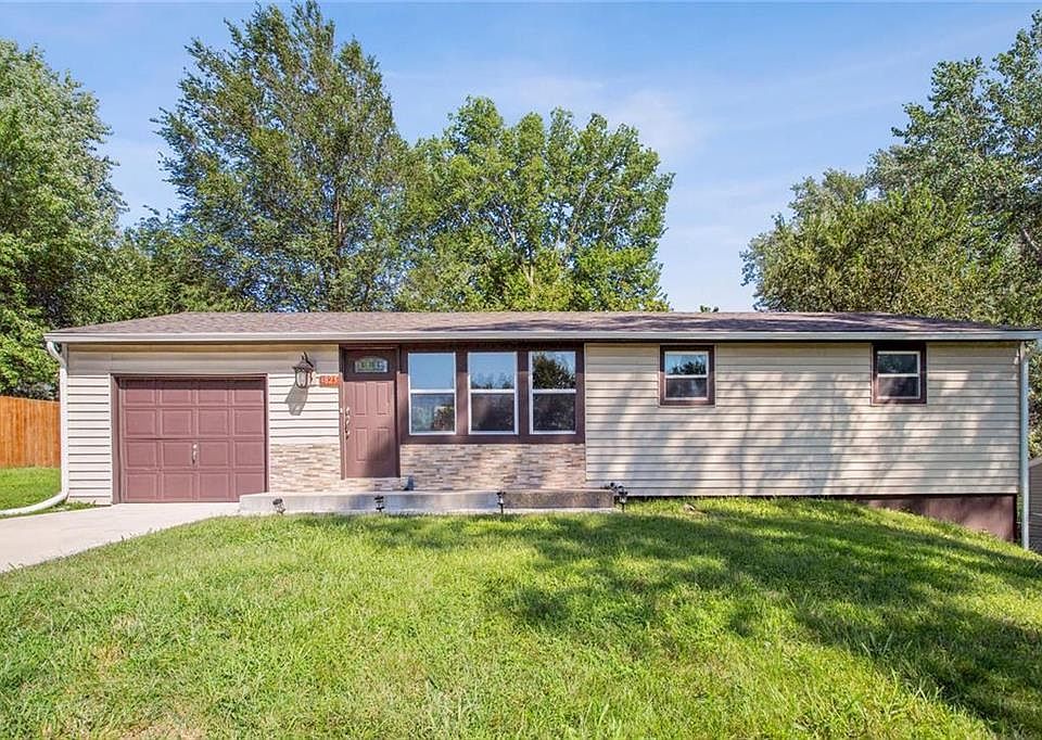 Welcome home to 4825 N White Avenue! This charming 3 bedroom home has been recently remodeled and is move-in-ready!