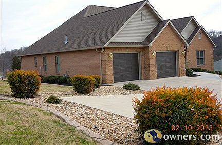 Oversize double car garage/no steps into house