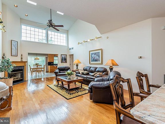 4th image of 2821 Oakwood Dr