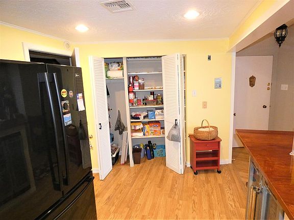 2nd image of 823 N Water St