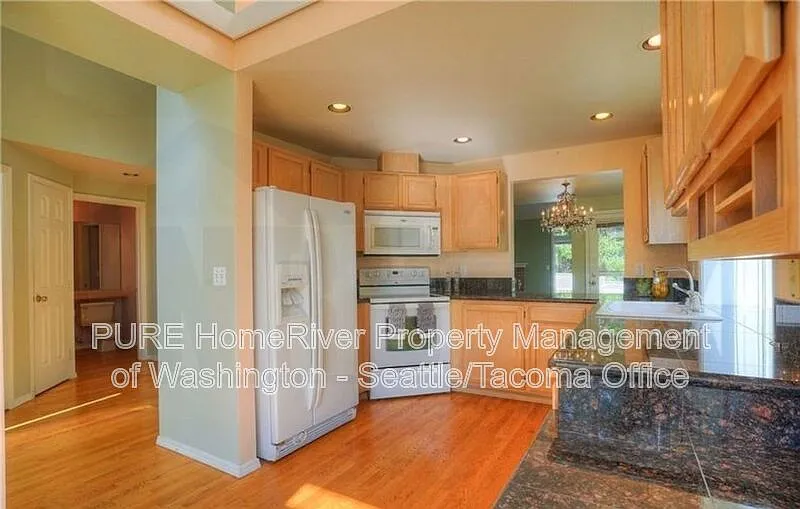 3 bed, 2.5 bath, 1998 sqft, $2,900 — Photo 3