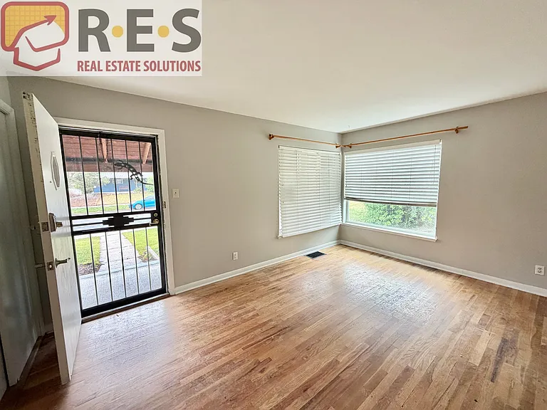 3201 S Holly St — Photo 4