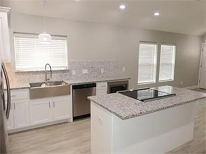 608 E College St #610 — Photo 18