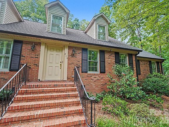 5th image of 215 Chedworth Ct SE
