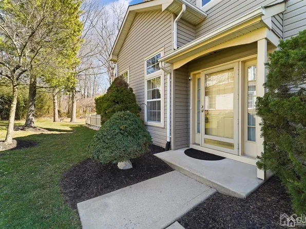 221 Bromley Ct, Robbinsville, NJ 08691
