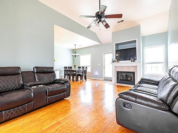 4th image of 930 Nesting Wood Cir E