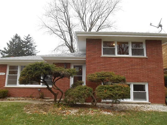 17104 Whittier Ave photo 1