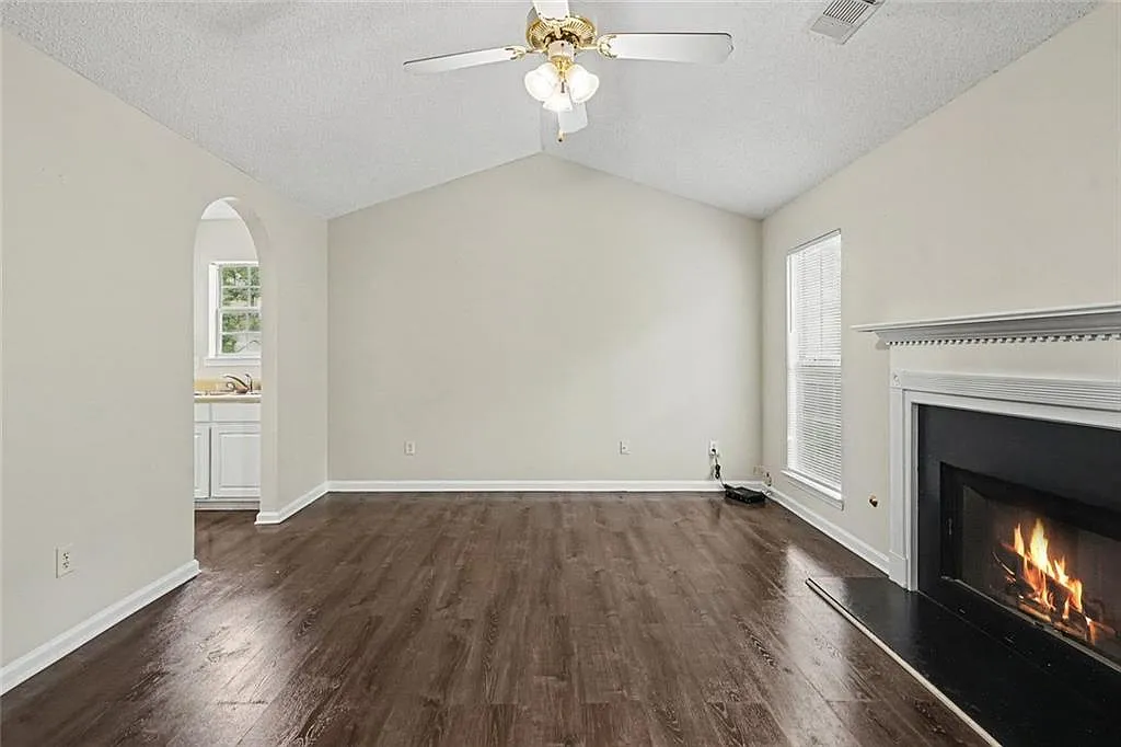 3 bed, 2.0 bath, 1400 sqft, $1,600 — Photo 3