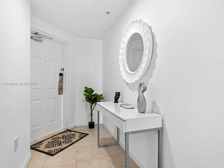 18100 N Bay Rd #308 — Photo 35