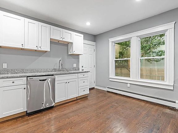 4th image of 109 Suffolk Ave #109