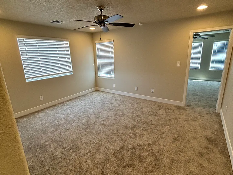 3644 Queen Ct NE — Photo 13