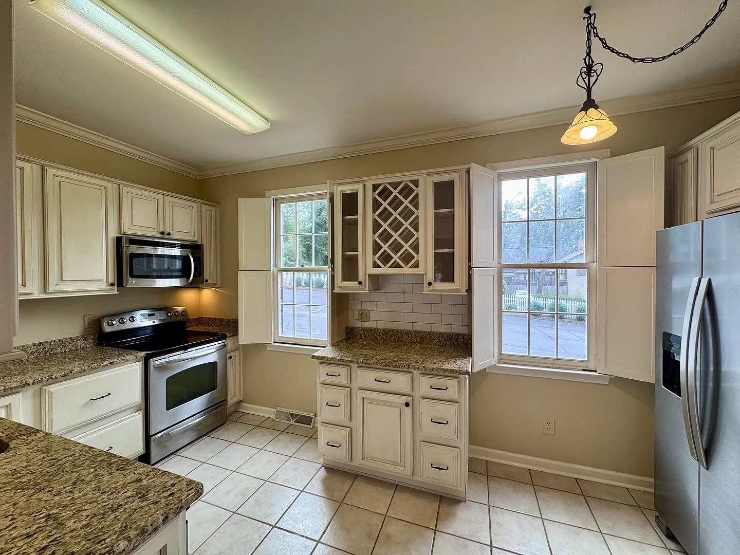 Shows Property — Photo 4