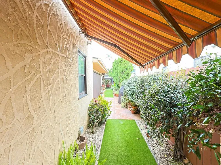 1027 Encino Row — Photo 48