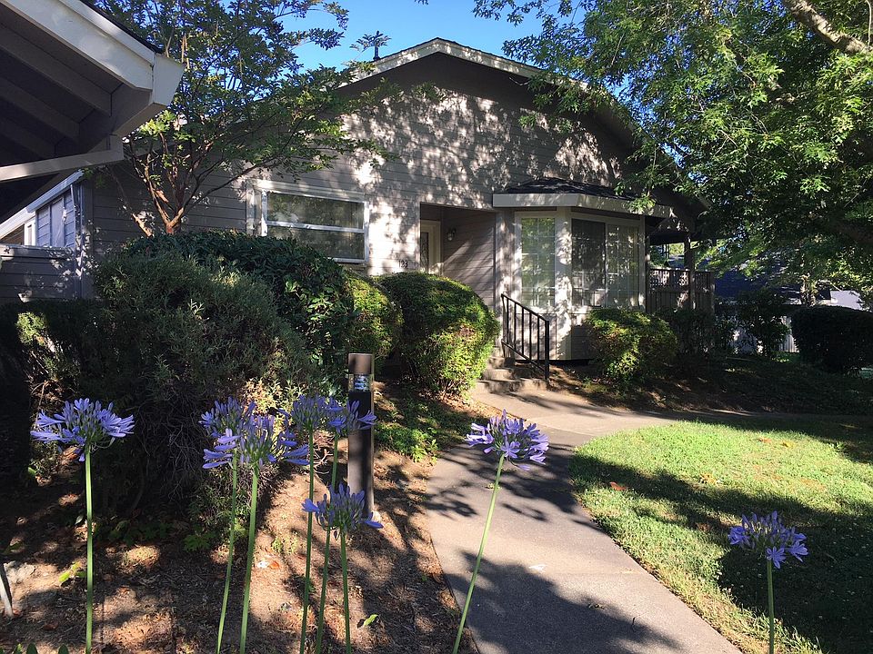 Single story 2/2 condo in gated Valley Club Circle