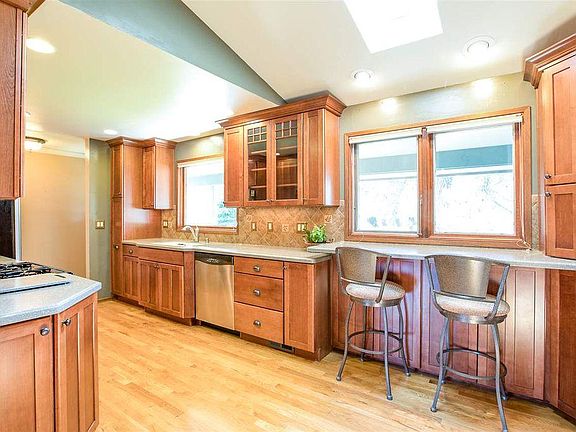 4th image of 602 W Tieton Ave