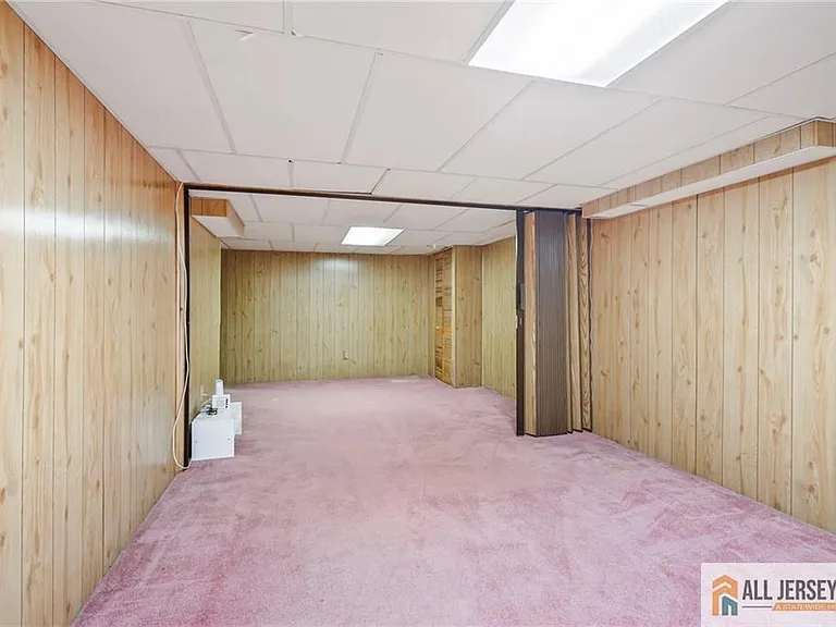 16 Phyllis Pl — Photo 33