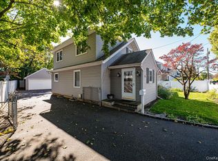 38 High St, Roslyn Heights, NY 11577