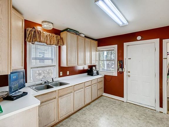 5th image of 653 Magnolia Ave E