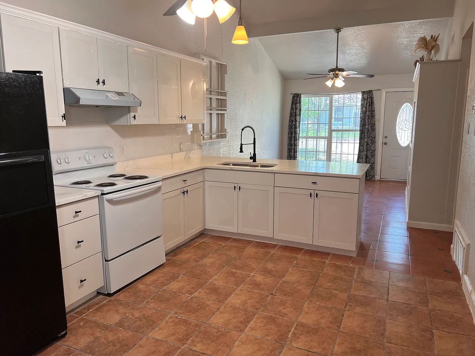 5 bed, 976 sqft, $1,500 — Photo 1