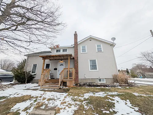 51 Queen St N Photo 1