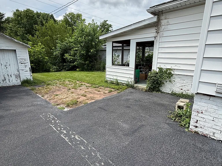 2061 N College St — Photo 16