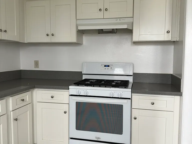 1033 Cordova St #4 — Photo 5