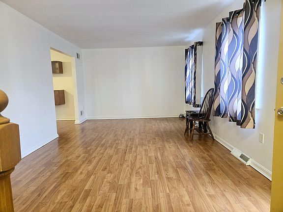 Living Room (pic 2)