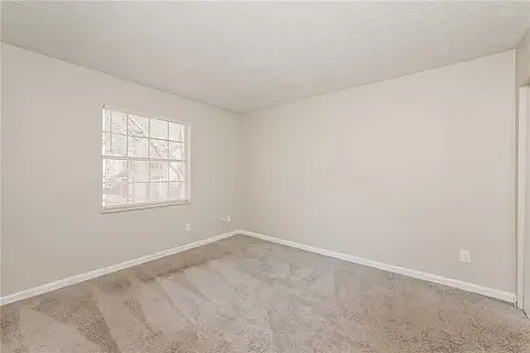 2573 Stratford Ln — Photo 10
