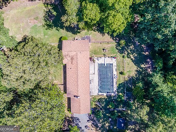 3rd image of 1202 Cave Springs Rd