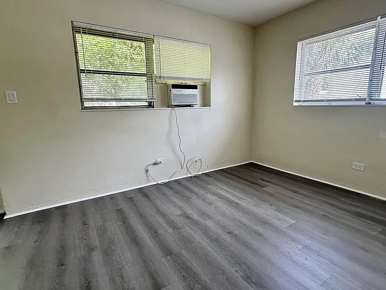 417 SE 12th Ct #8 — Photo 6