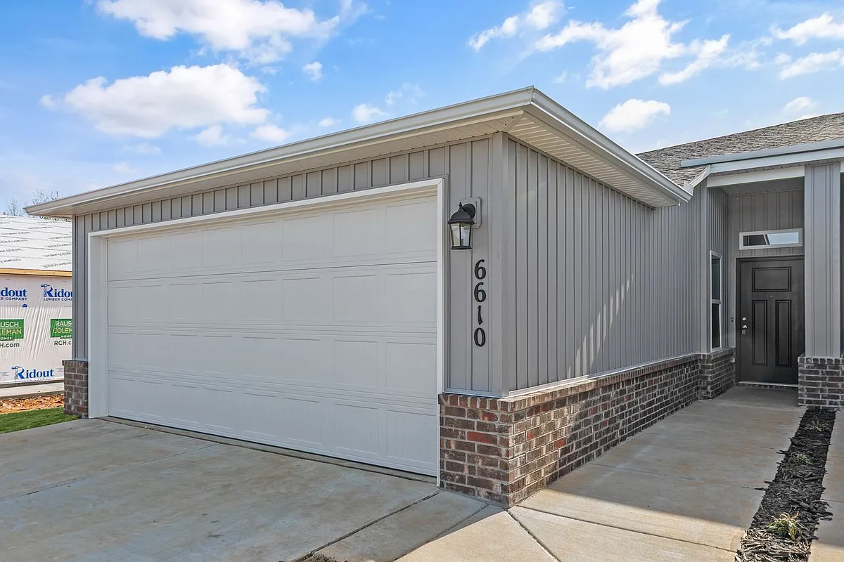 Building Photo - 6608 NW Vandergriff St