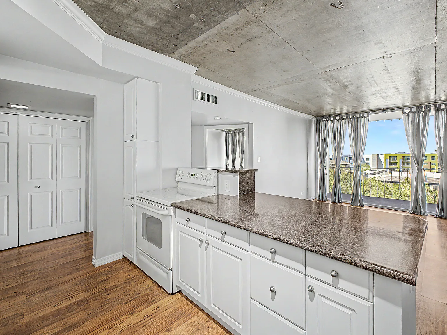 207 W Clarendon Ave — Photo 3