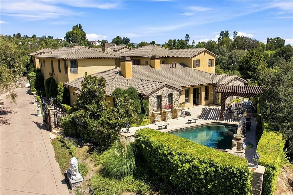 6 bed, 8791 sqft, $31,500 — Photo 1