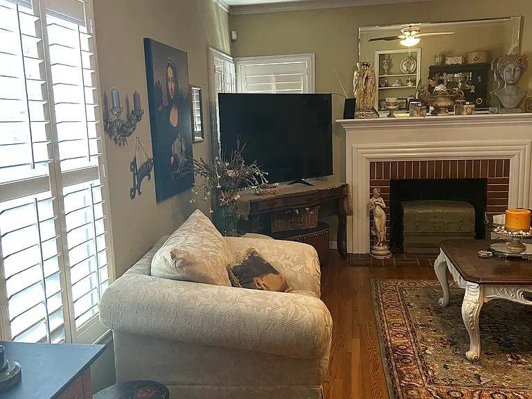 460 Bristol Ave — Photo 2