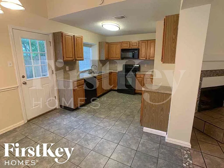 18614 Seaton Dr — Photo 3