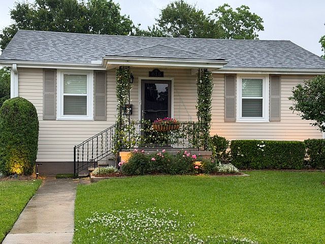 This fully renovated, quaint and cozy cottage is waiting for you. It's absolutely adorable. Exterior landscaping has timed sprinklers and timed landscape lights