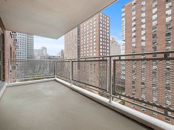 3rd image of 90 La Salle St APT 10H