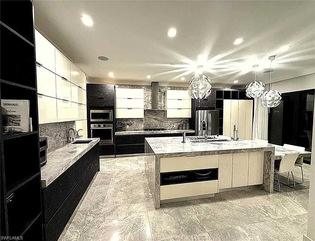 4 bed, 4.5 bath, 4350 sqft, $13,000 — Photo 3