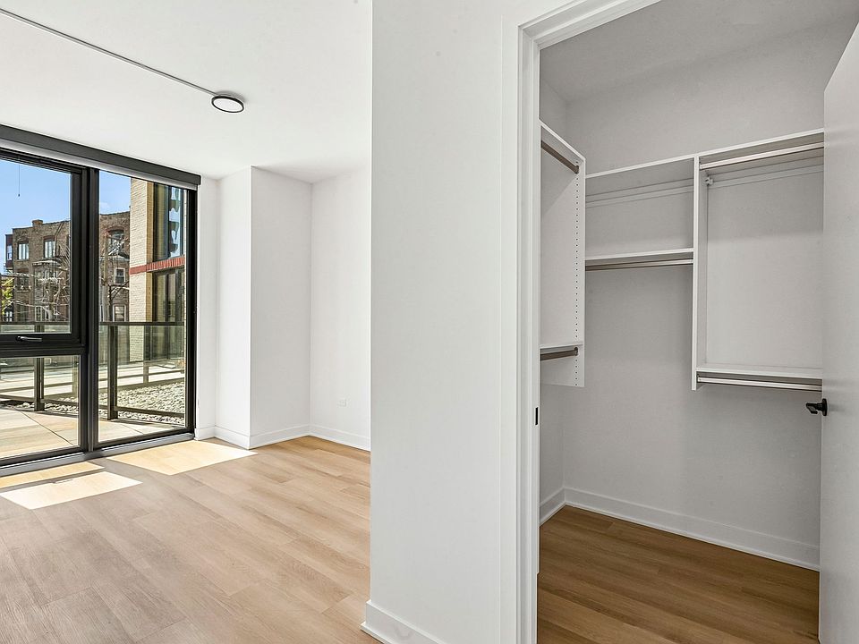 1st image of 1100-15 W Grand Ave #511