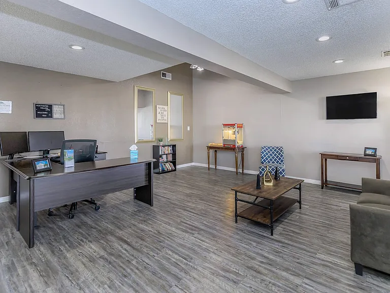 Huntington Hollow Apartments — Photo 6