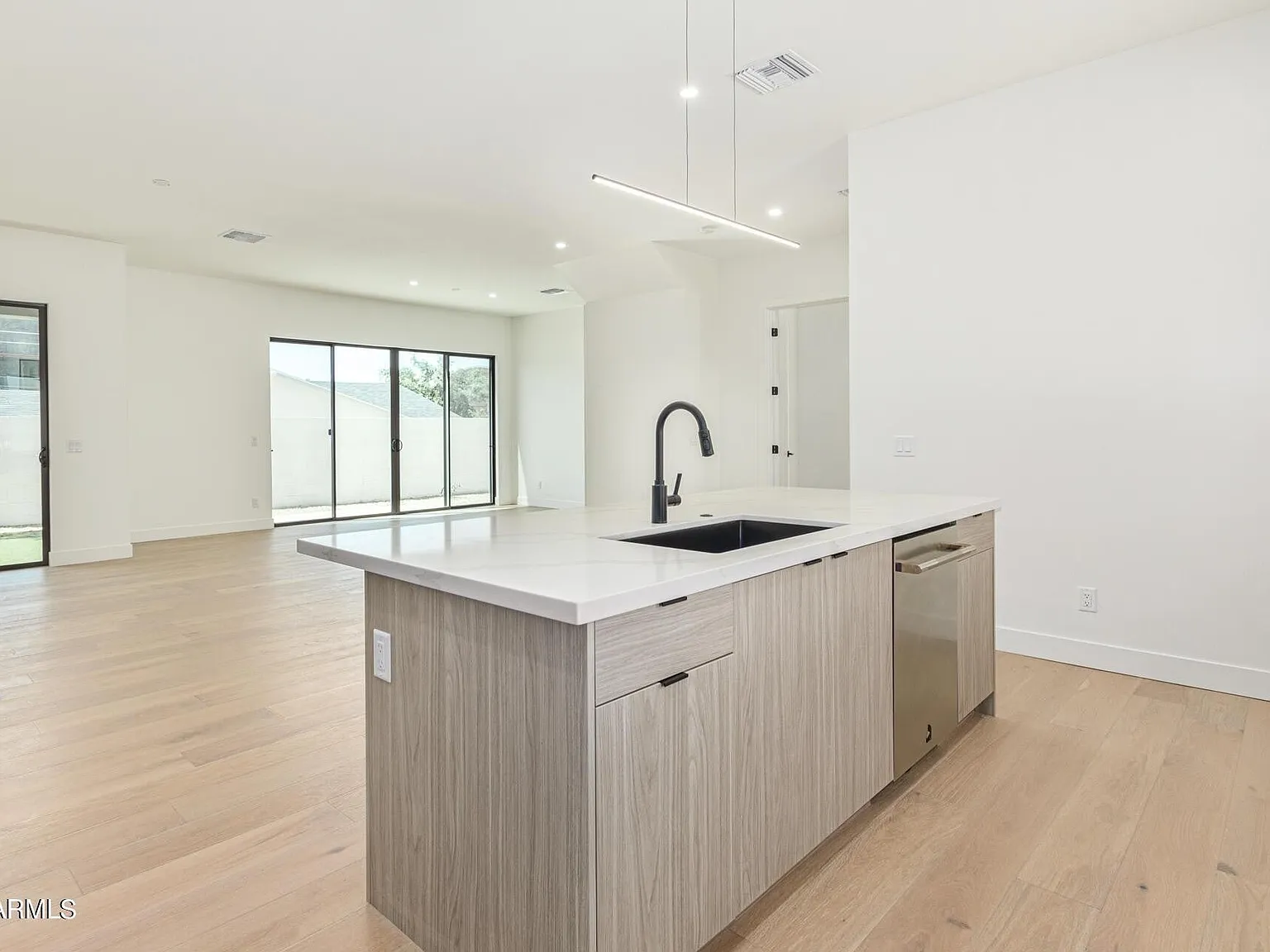 4 bed, 2856 sqft, $4,499 — Photo 4