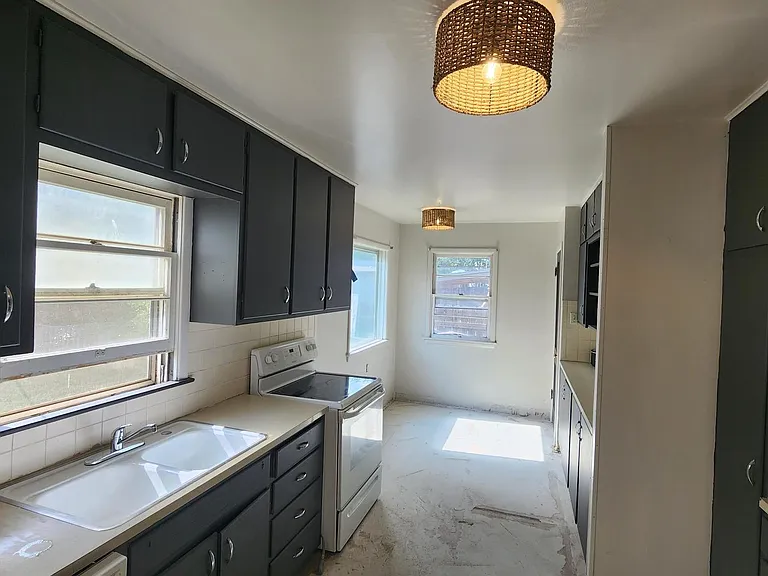 2421 13th Ave — Photo 10
