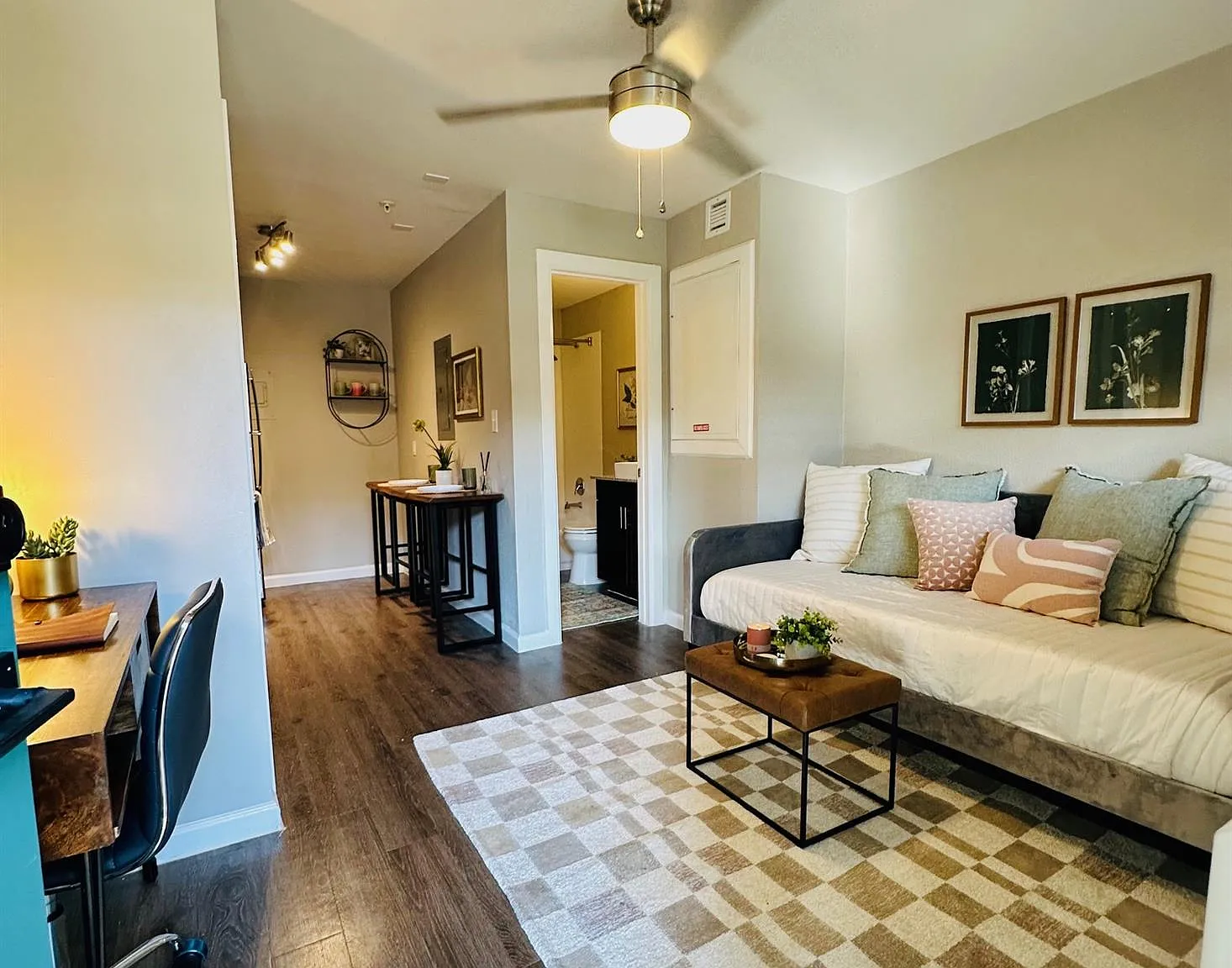 Studio, 1.0 bath, 222 sqft, $699 — Photo 2