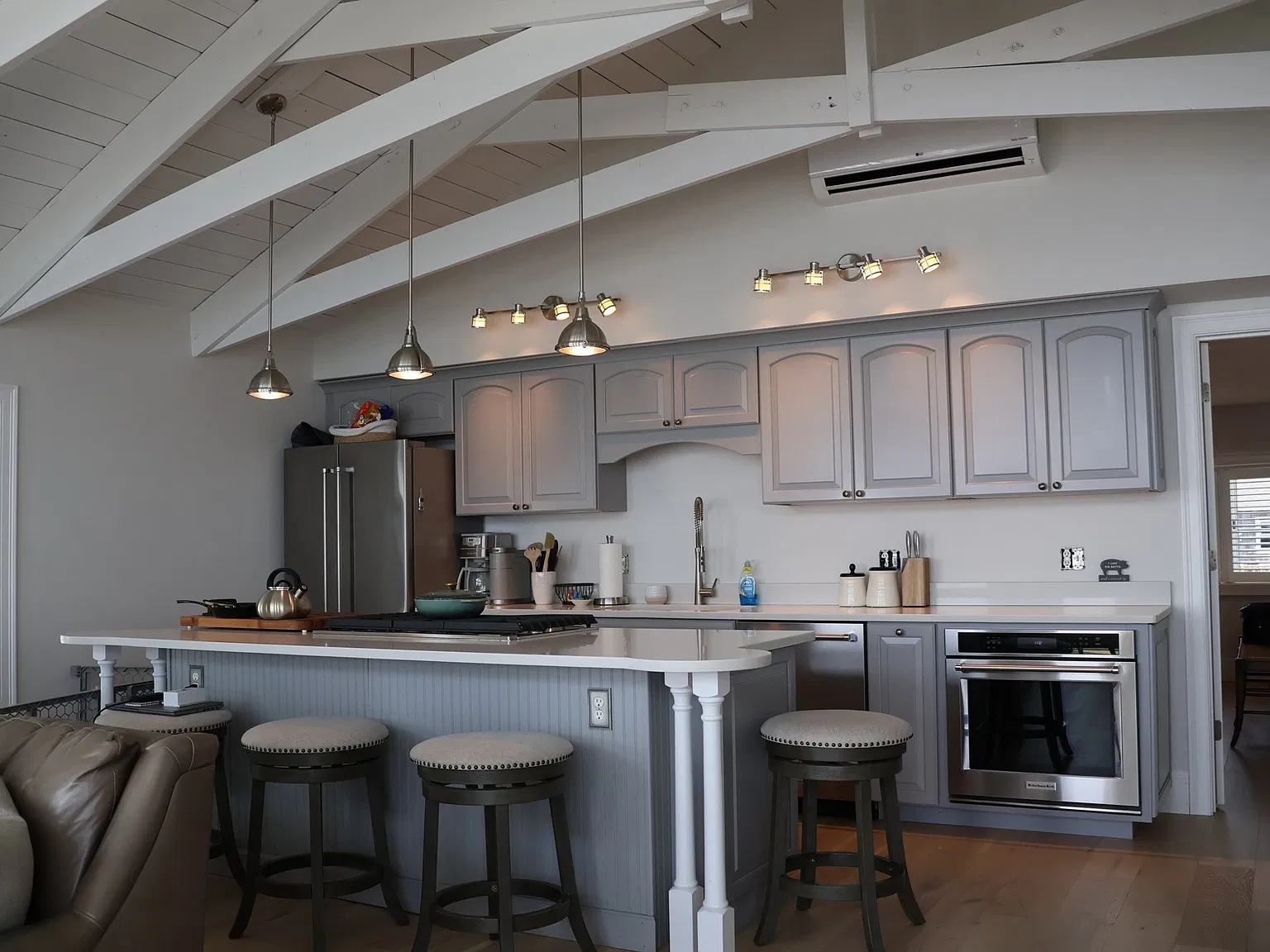 1 bed, 1.0 bath, 1050 sqft, $2,975 — Photo 2