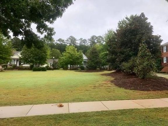 4th image of 1041 Surrey Ln