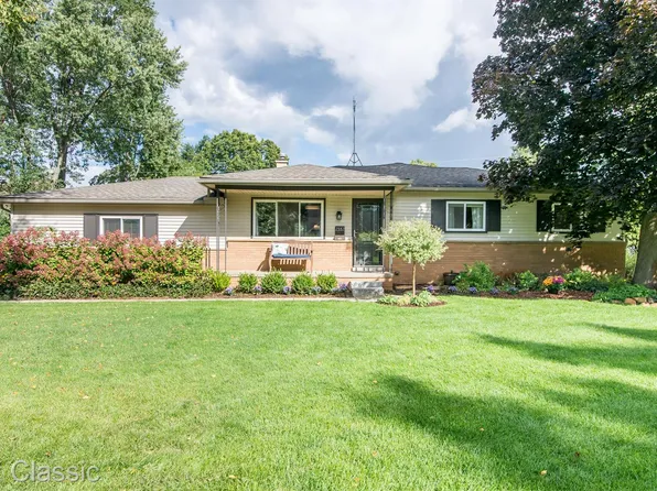 2552 Woodlawn St, Wolverine Lake, MI 48390