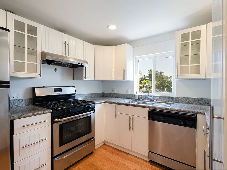 339 Isabel St — Photo 11