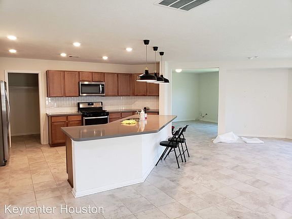3rd image of 2610 Cabin Cove Ln